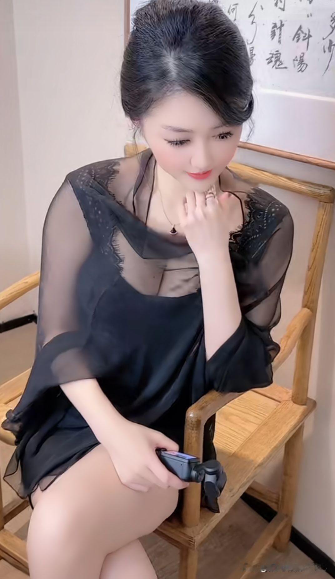 老公出差回家
老公出差回家摸了摸熟睡的老婆，
老婆转过身来擦了擦眼睛说,
你回来