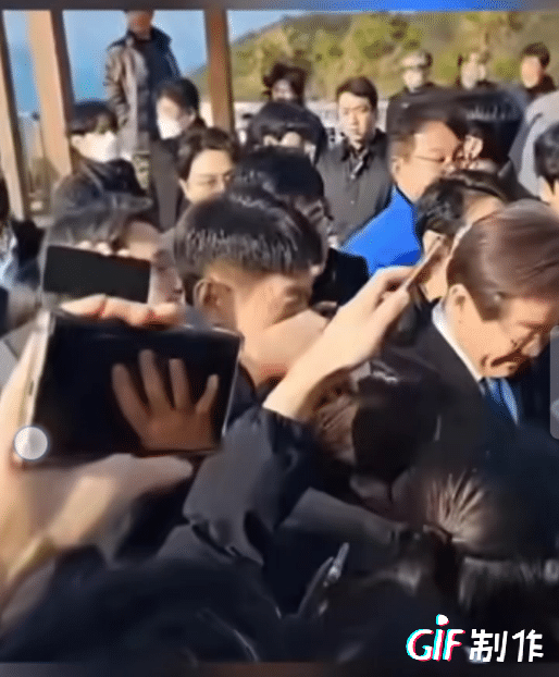 太狠了，袭击李在明的凶手出手快准狠。
袭击者非常狡猾头戴支持李在明的生日帽掩饰，