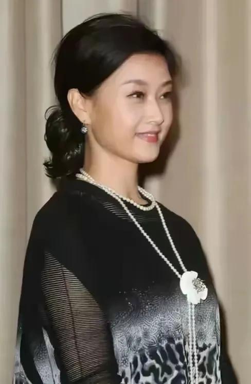 歌唱家就是优雅，58岁在她身上好像就是摆设！很久很久没有见过她露面了，最近的一次
