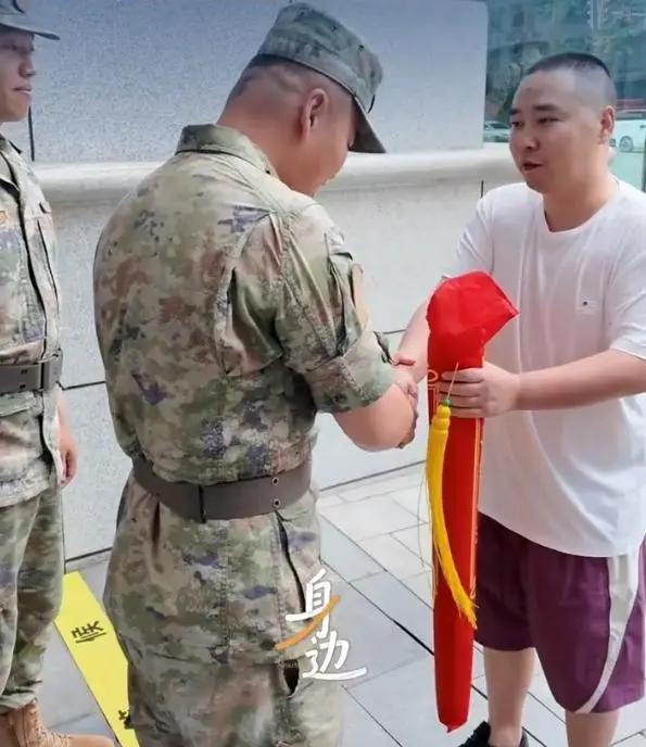 四川成都，一位网约车司机凌晨突发脑梗，可他却放弃自救去医院，拼尽最后力气，把车开