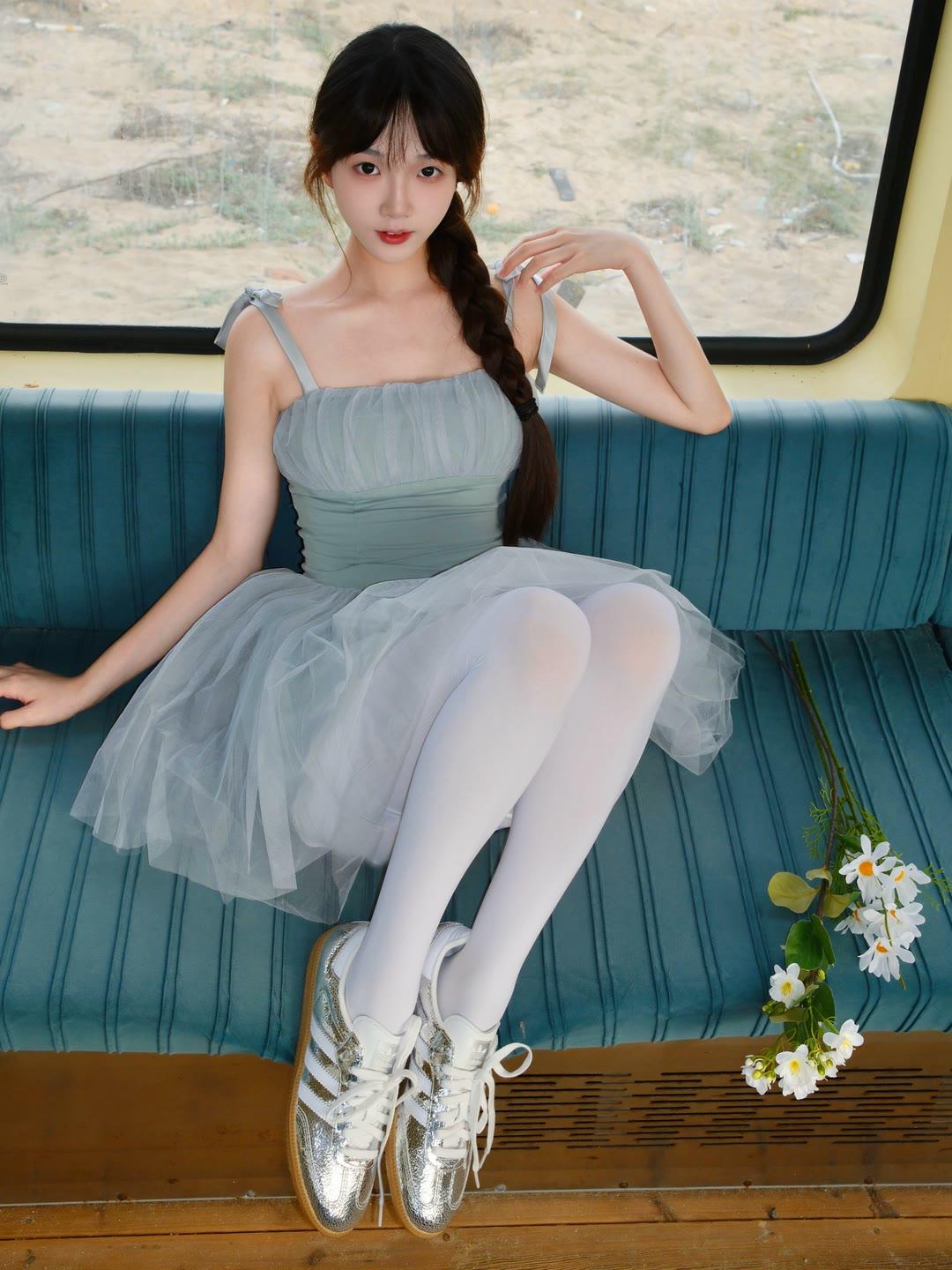 少女心爆棚的梦幻穿搭，坐在复古巴士上，甜美又优雅！💖🌸