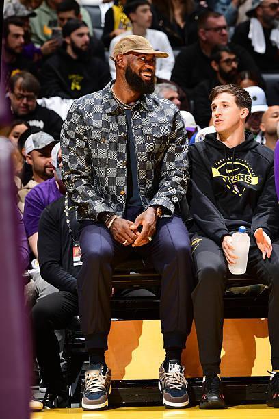 Dave McMenamin：一位现场观摩昨天训练的消息人士透露，训练强度极大，