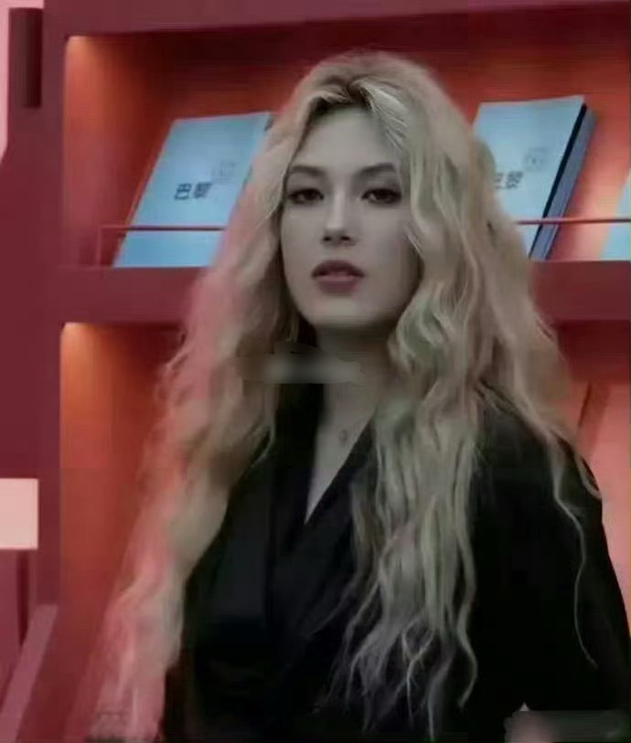 谷爱凌还是有点东西的，在美国就是美国妆造，在中国就是中国妆造 