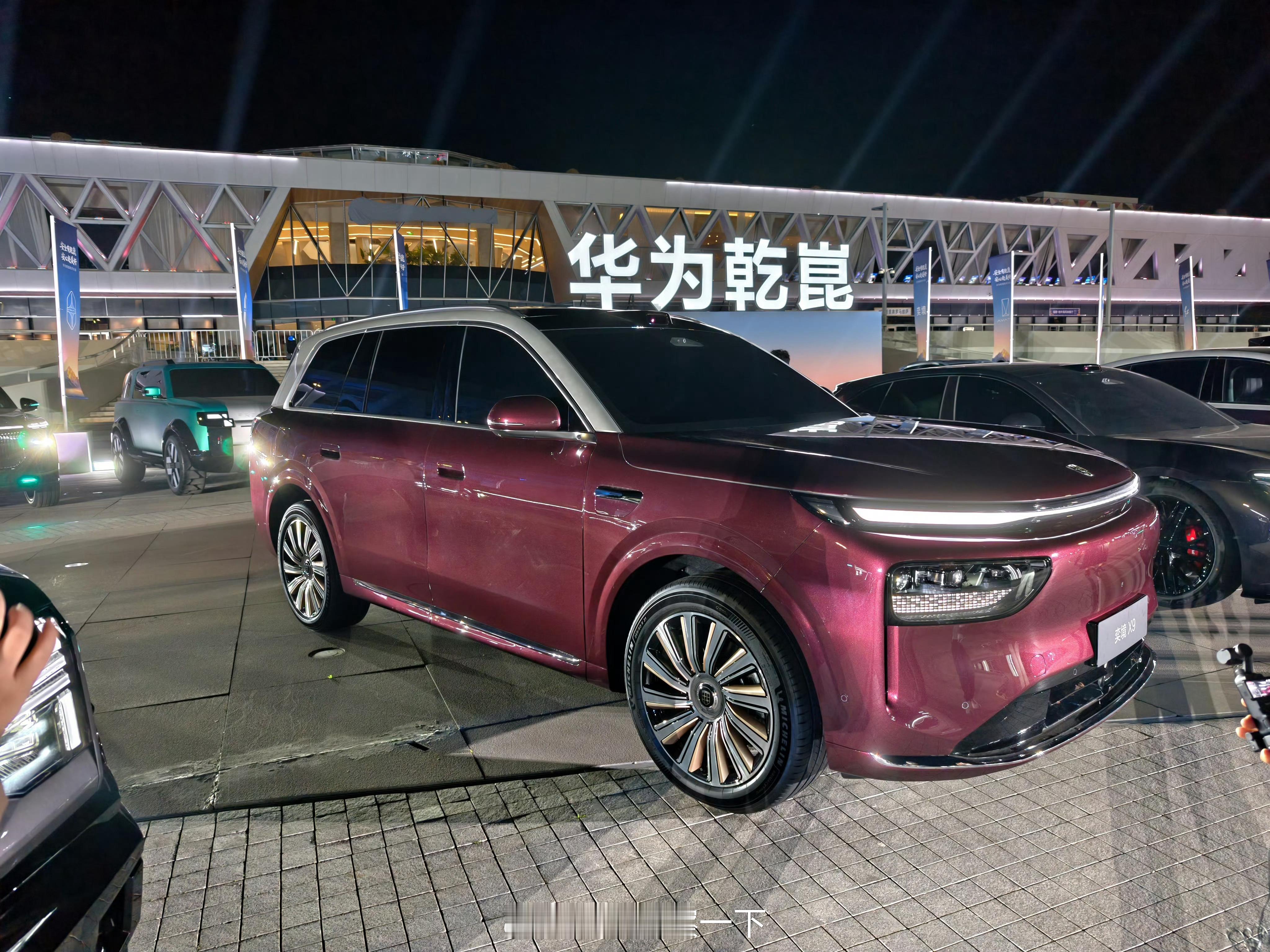 早鸭！东风和华为乾崑搞的奕境X9妥妥的就是复刻问界M9哈哈，前后的像素大灯很华子