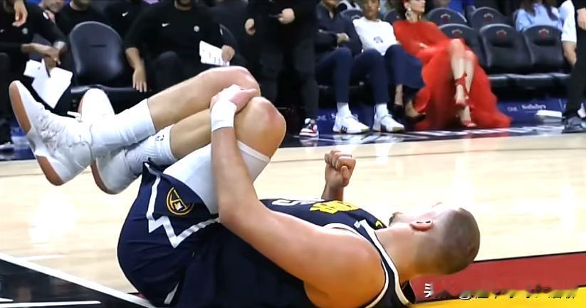 好消息是约老师的问题不大
坏消息是约老师本赛季将失去所有评奖资格
约基奇诊断是左