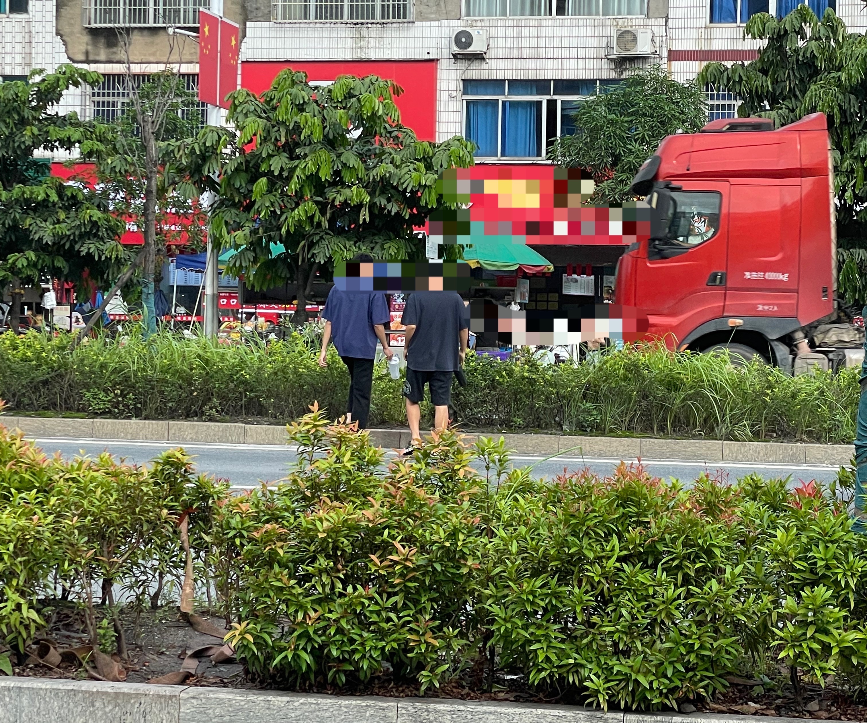【玉林某门口两名男生横穿马路过对面】6月27日，玉林市某门口有两名男生横穿马路过
