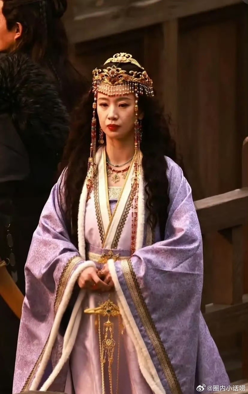 李梦和陈都灵竟然是同一年的吗？都三十二了，状态差距好大。 