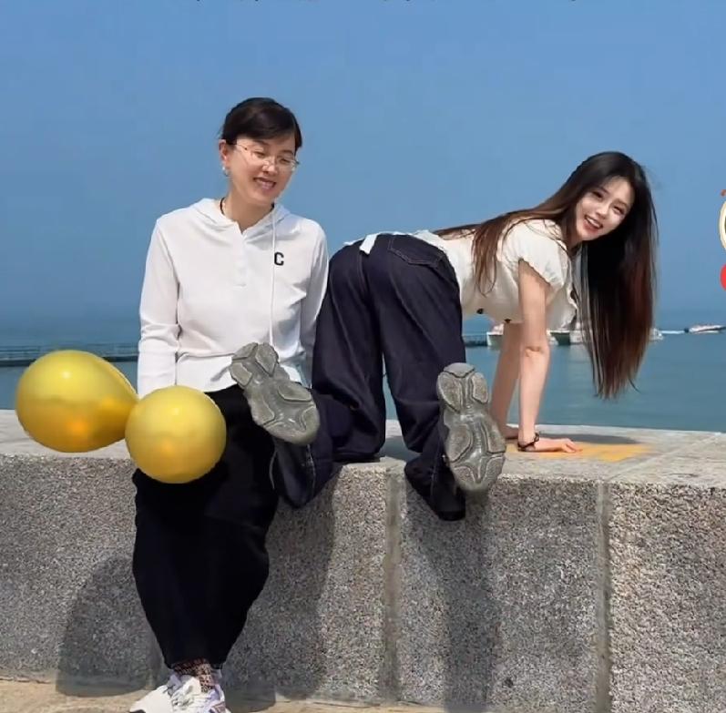 真正的美人在骨不在皮，这位妈妈才是真正的美人骨，岁月不败美人这句话一点都不假，两