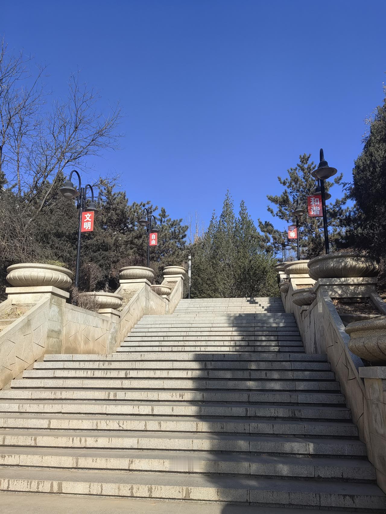 从谁的视角看，评价不同，从北约和美国来看，太合格了，从乌克兰人民来说，太倒霉了，