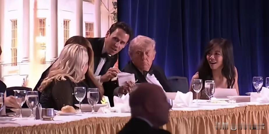 白宫枪击案人物现形记。白宫枪击案中暴火的华裔女子姜维嘉真是出尽了风头，坐在特朗普