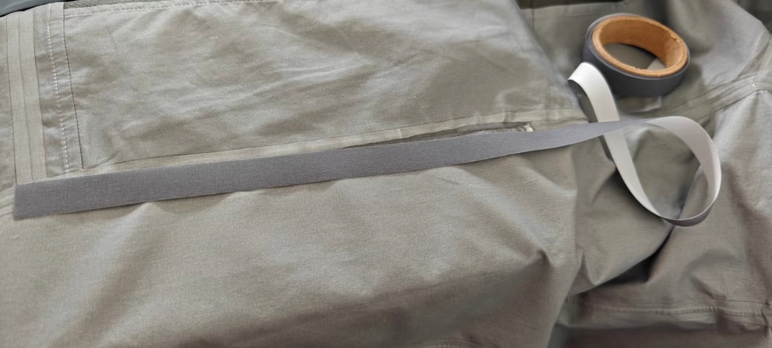 原来冲锋衣是胶水粘的上网果然能学到东西，“冲锋衣开胶”确实很少听说..开胶了也不