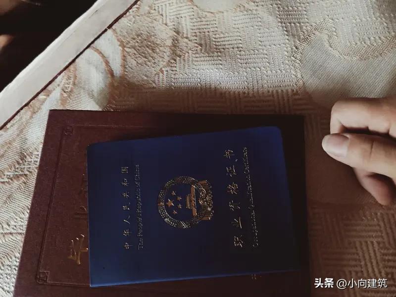 三本一建在手仍是普通员工，这是行业普遍现象，不能简单归为个人不上进。证书只是准入
