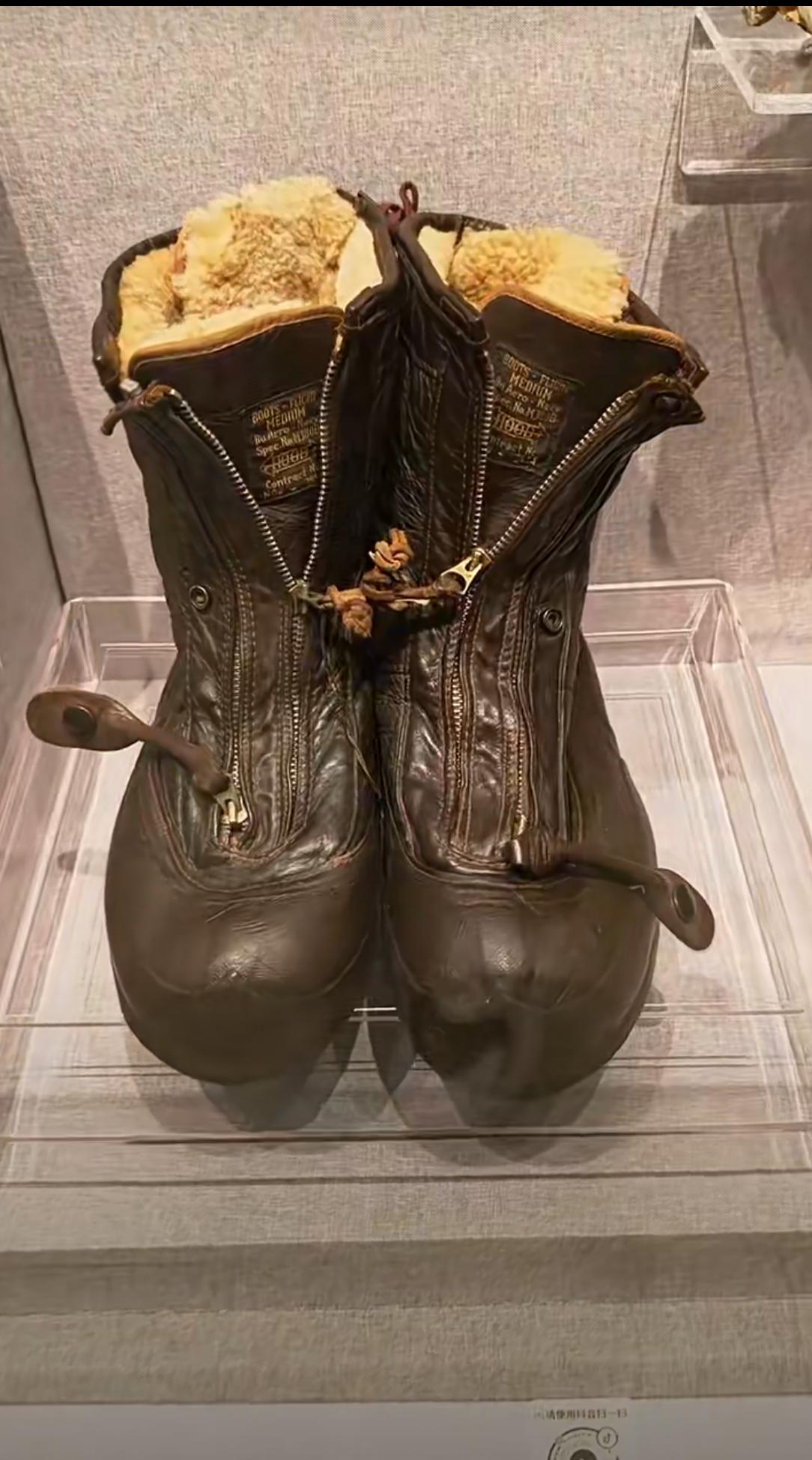 在抗美援朝时，
缴获的皮靴！
看着那时美军的靴子还是很暖和的，
我们的小米加步枪