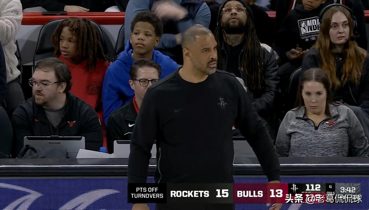 火箭主帅乌度卡对自家球员真是忍无可忍了！在今天火箭客场以124：132输给公牛的