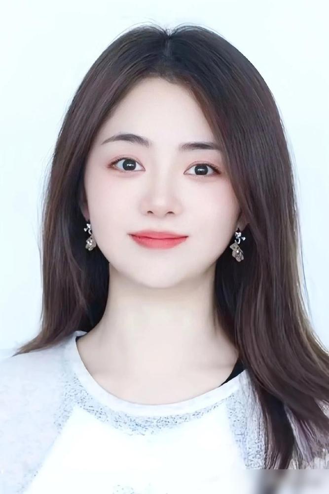 35岁还在演16岁少女，谭松韵这张“娃娃脸”，终于要扛不住了。
《逍遥》里，她