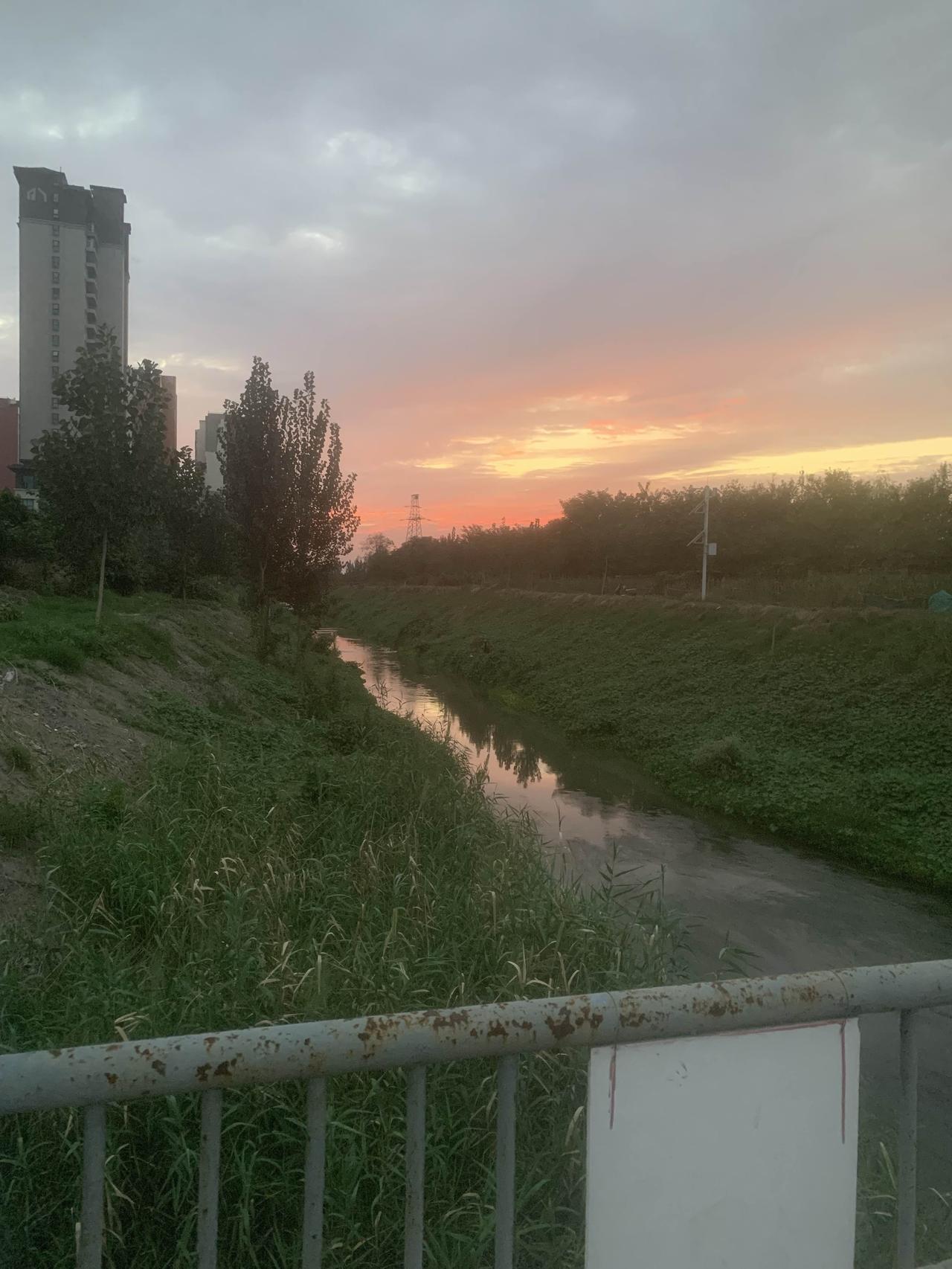 晒图笔记大赛西边的天空，晚霞红似火。辛劳的人们，送走了今天的繁忙，又将迎来明日的