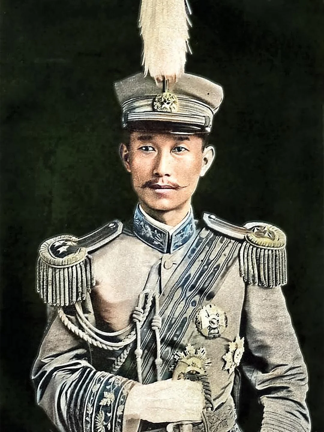 1915年，名妓小凤仙的房间里来了一个男人，对方自称是茶叶商人。小凤仙却笑着说