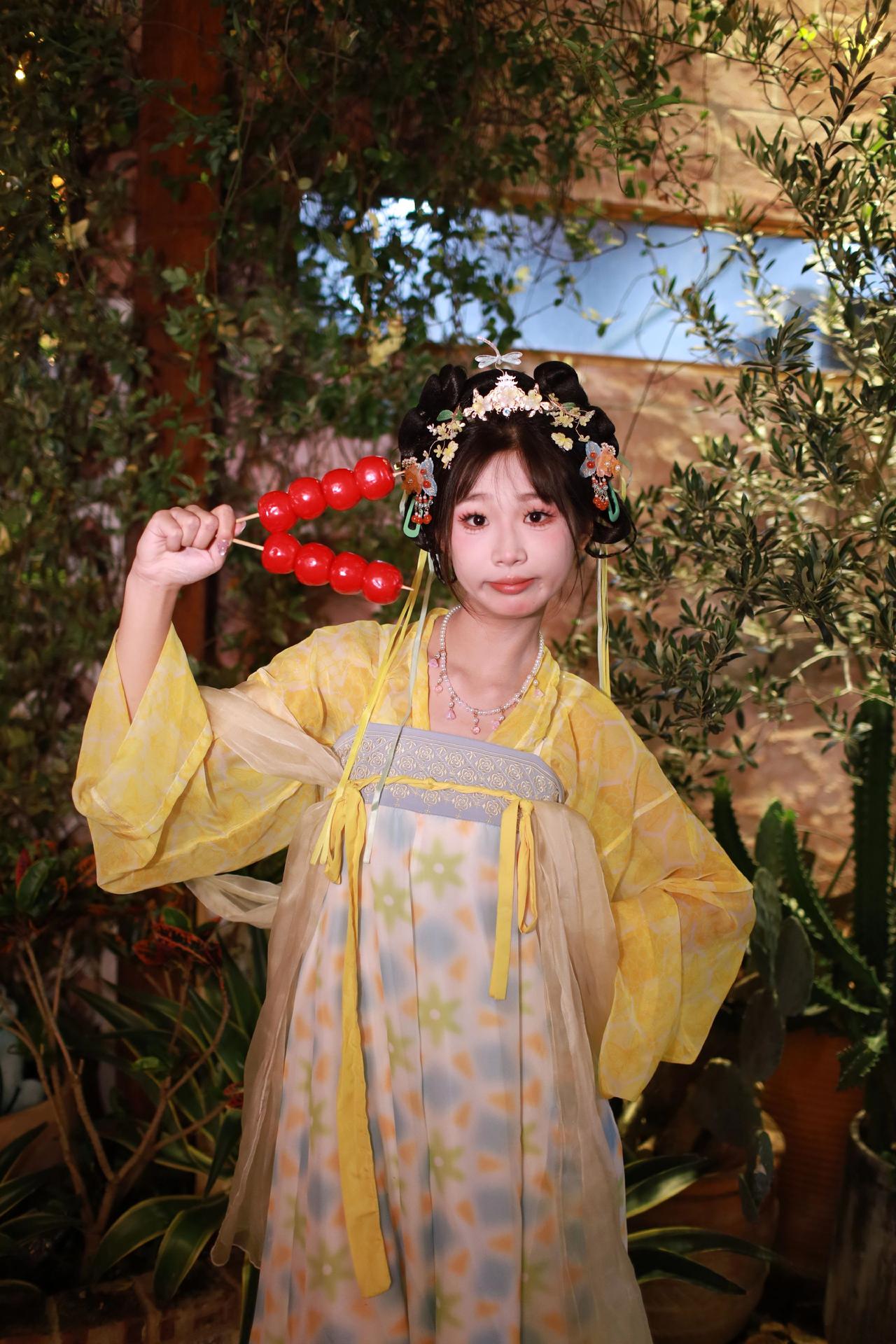 周末的晚上，遇见小唐的妹妹。妹妹表现不错，一路边走边拍。。唐服 小唐服 汉服拍摄