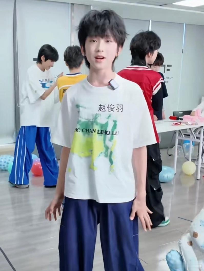赵俊羽🧡赵俊羽 五代第一且唯一主唱 “我贪恋的不是风景 而是风景中的你” 