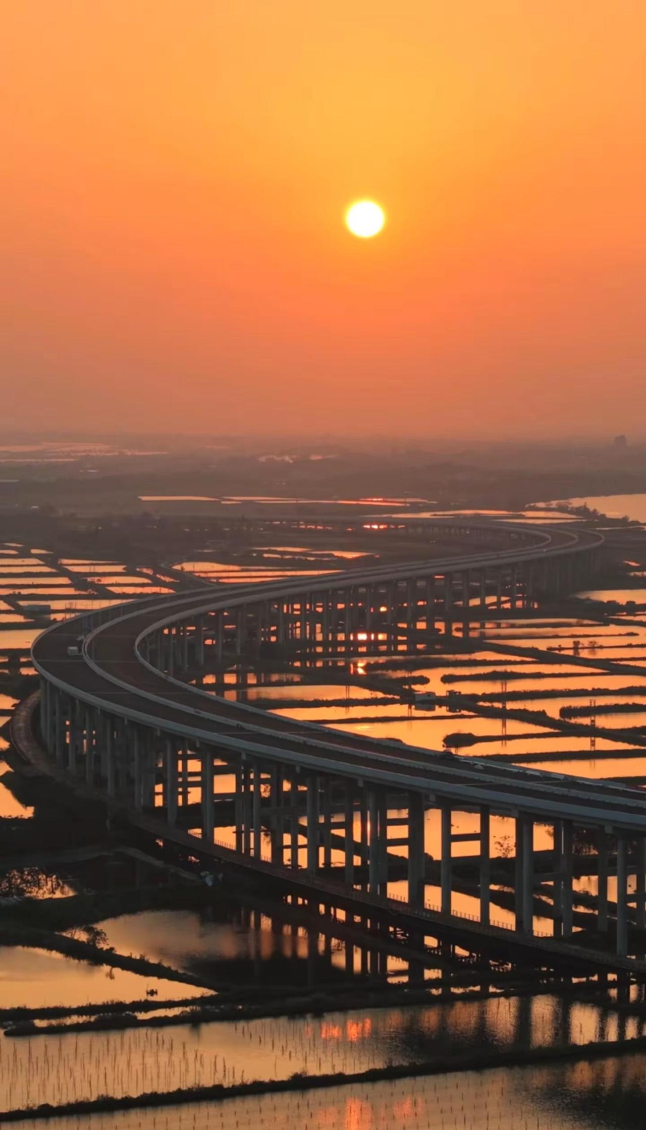 北津港大桥🌉。北津港大桥即将通车！这可是阳江交通的重要一步✨它连接起阳东与滨海