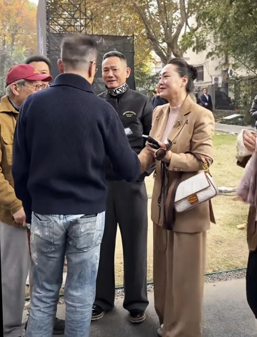 上戏80岁华诞，大宋佳特地从比利时飞回参加，表示自己已毕业40年，代表80级捐出