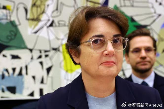 【法国卢浮宫馆长向总统递交辞呈】#马克龙接受卢浮宫馆长辞呈#当地时间2月24日，