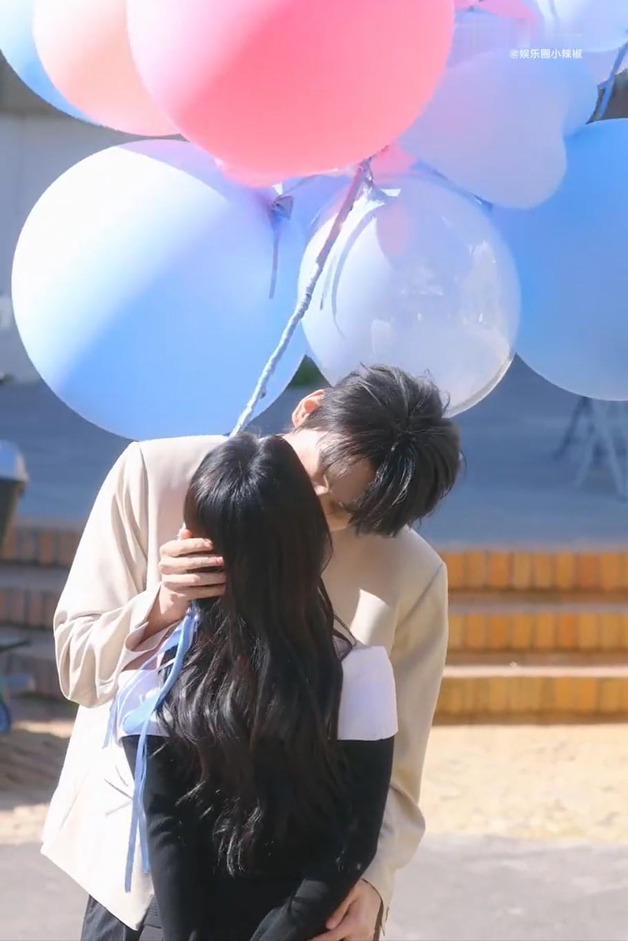 周柯宇这句话让我苹果肌遭老罪了！周柯宇你太会撩人心弦了，视频里那句“要不要谈恋爱