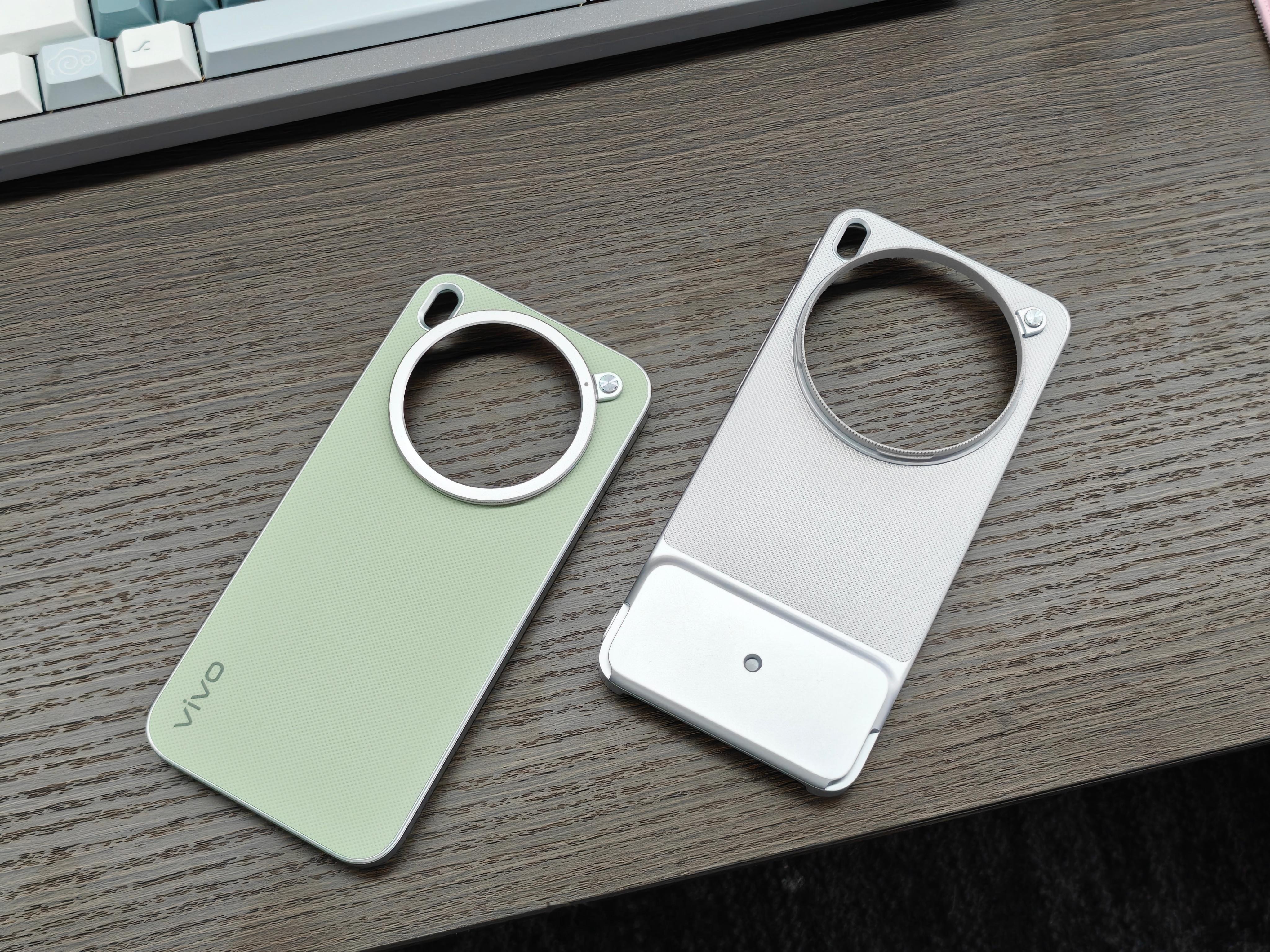 vivo X300s摄影套装里的手机壳，相比于X300 Ultra的摄影壳底部少