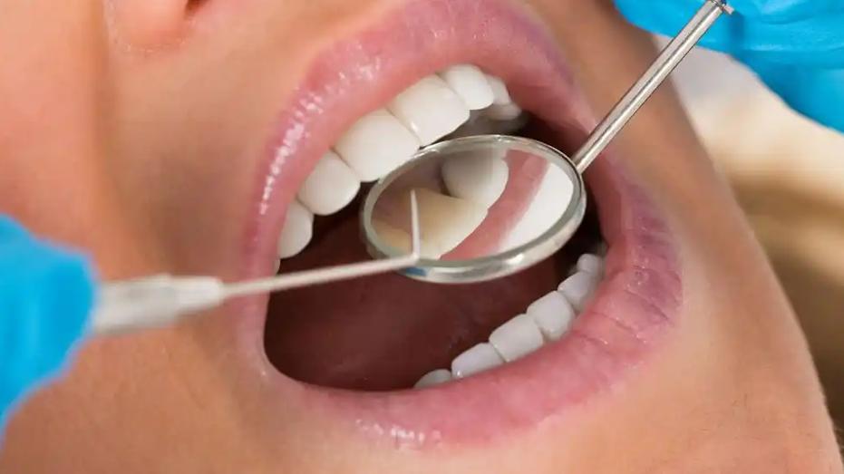 上海拜博口腔医院的这一做法，不仅是诊疗失误，更是对患者人格尊严的严重践踏。陆女士