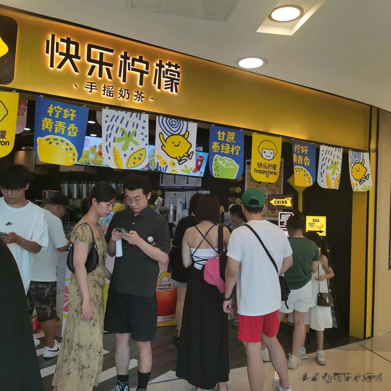  
北京apm作为北京顶尖潮流商场，地段也非常不错，我们正好吃完饭逛王府井大街，