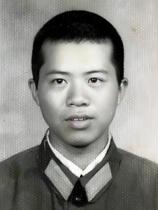 1984年，老山战场，21岁的战士刘家富不幸中枪，跌倒在坑，此时，坑外有4名越军