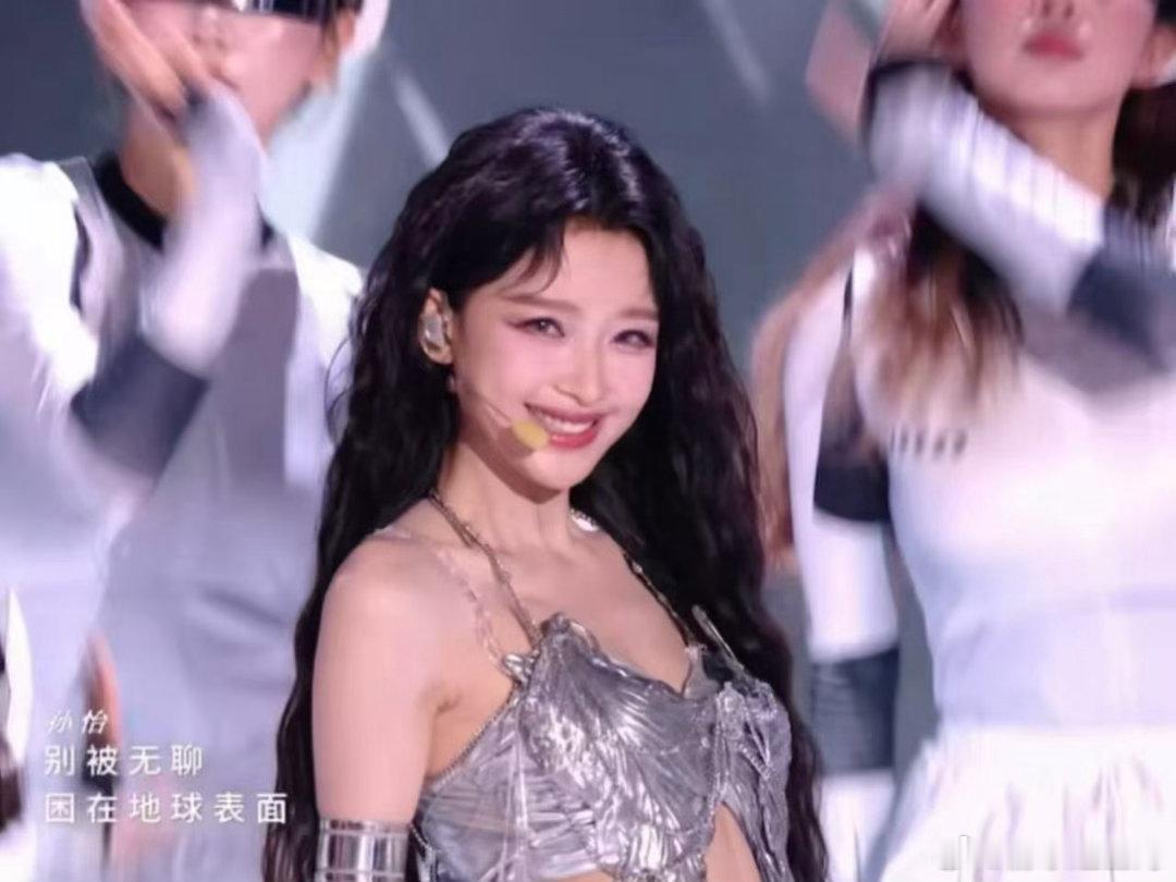 孙怡花蝴蝶好养眼孙怡女团级表情管理 舞台状态保持绝佳水准，演唱情感饱满真挚，动感