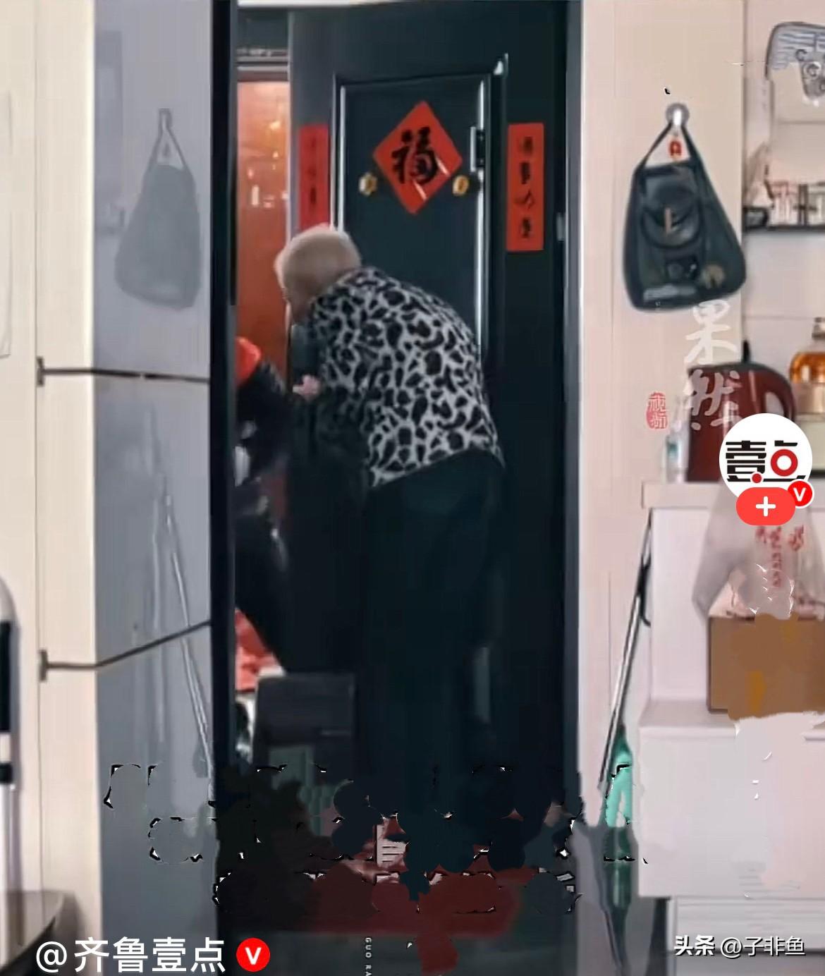 近日，北京朝阳区某社区、消防站和物业等各方的工作人员近30人，在年近八旬的刘奶奶