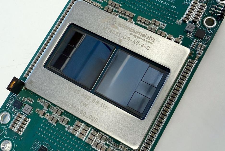 英伟达霸权动摇！亚马逊推Trainium3芯片，性能暴涨4倍+成本砍半
 
12