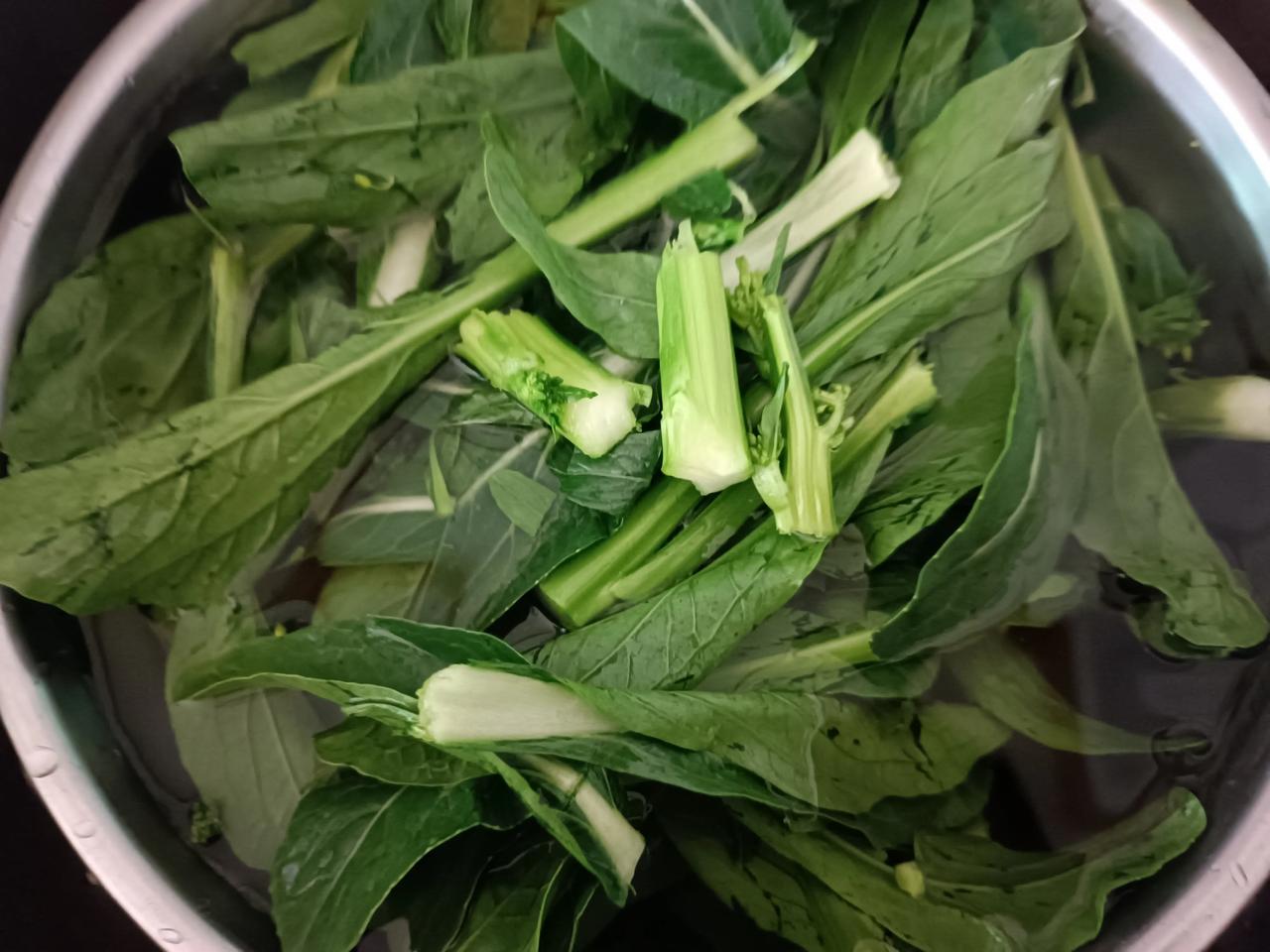 星期六傍晚
又来煮饭了
今天买了油菜心
大大的，嫩嫩的
哈哈，你喜欢吃菜心吗
[
