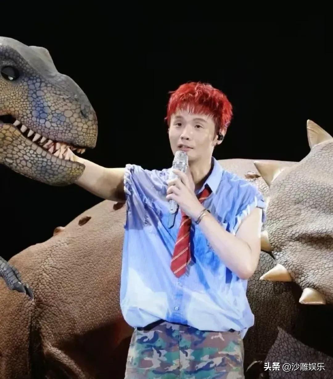 李荣浩，继续硬刚！


3月29日，咱们的“小眼帅哥”李荣浩突然就不忍了，直接冲