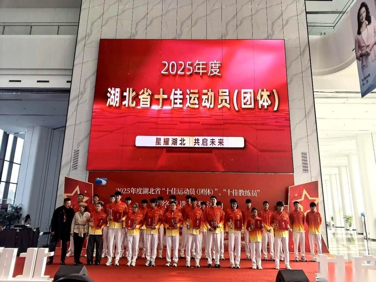 湖北体育那个年度十佳的红榜，贴出来了。
名单上，金光闪闪，全是全运会的冠军。
可