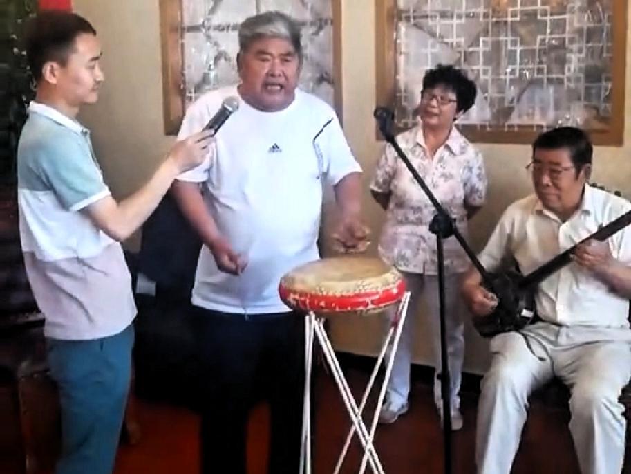 真心话茶局这位老人是住在我们养老院的老人，年轻时是我们老家这片，有名的大鼓说书人