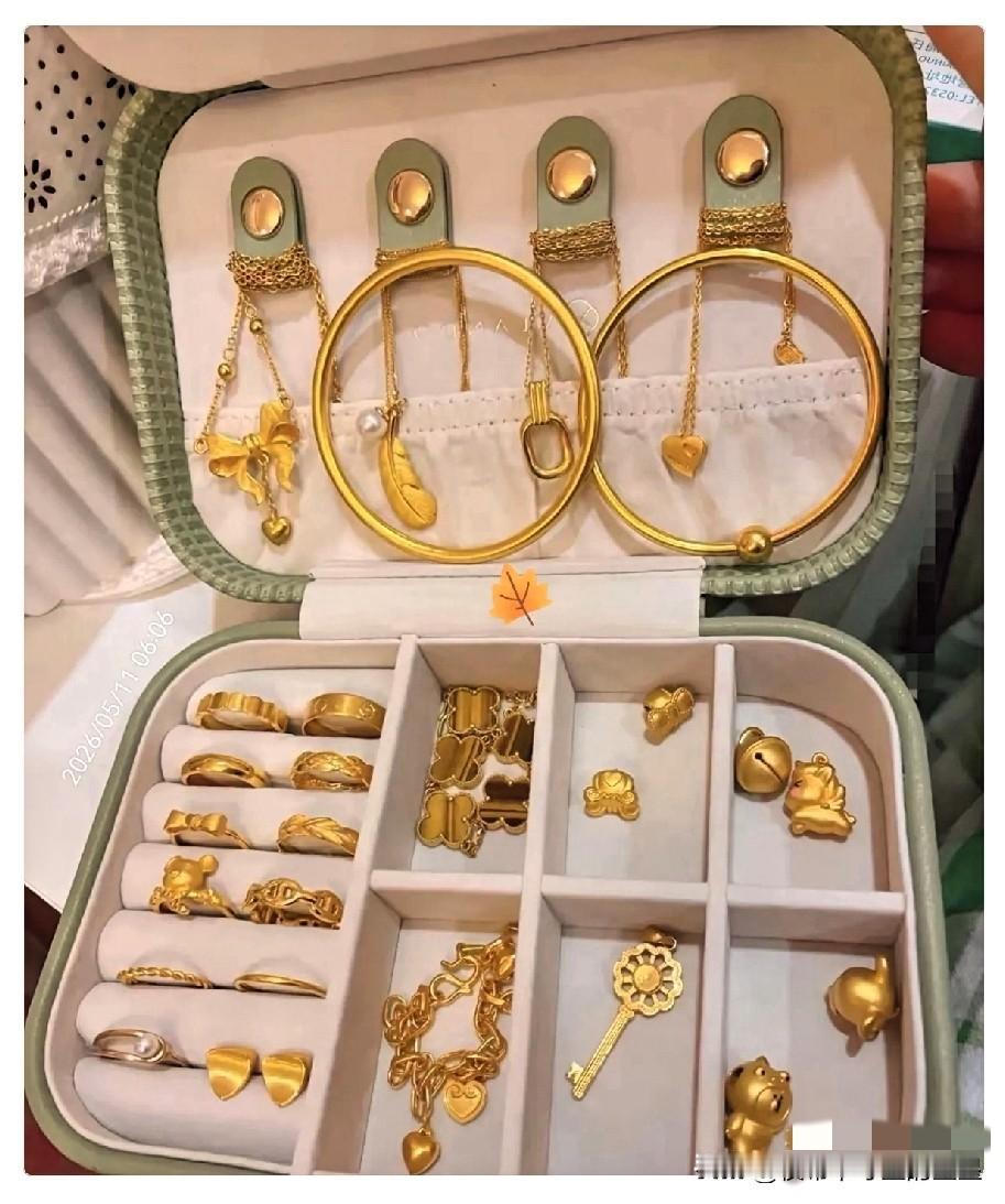 估计现在买黄金和卖黄金的要坐不住了，
不是金价跌了，
而是
下个月有些银行积存金