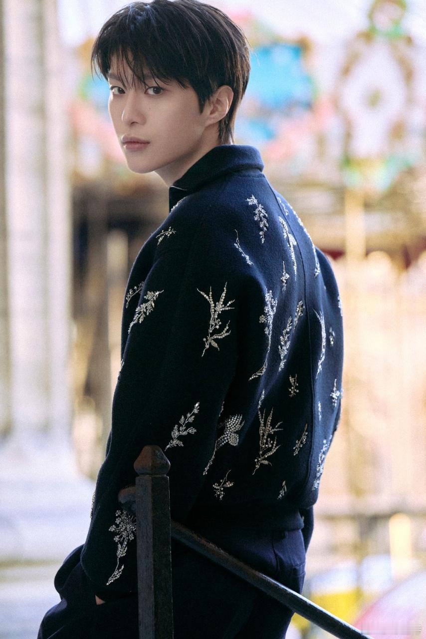 纪梵希大秀范丞丞25年秋冬男装车窗侧颜的范丞丞，气质沉稳，秋冬碎钻男装造型更显他