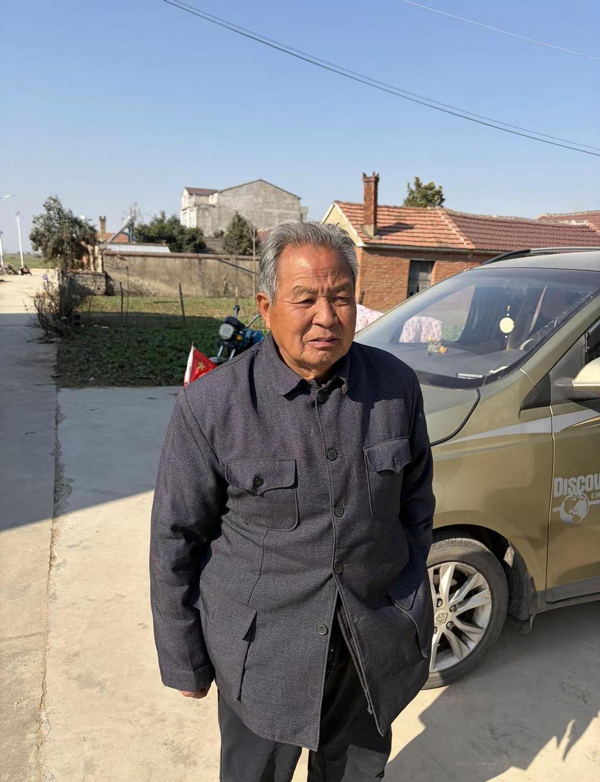 刚刷到那张照片时我真吓了一跳，这位网友的外公乍一看简直就是年轻版的毛主席！
不是