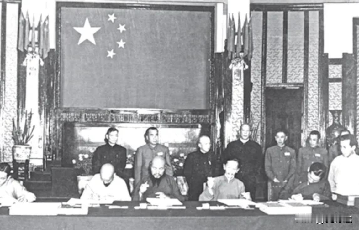 没有毛主席，就没有新西藏。毛主席是西藏的真活佛。

一九五零年秋，昌都枪声一停，