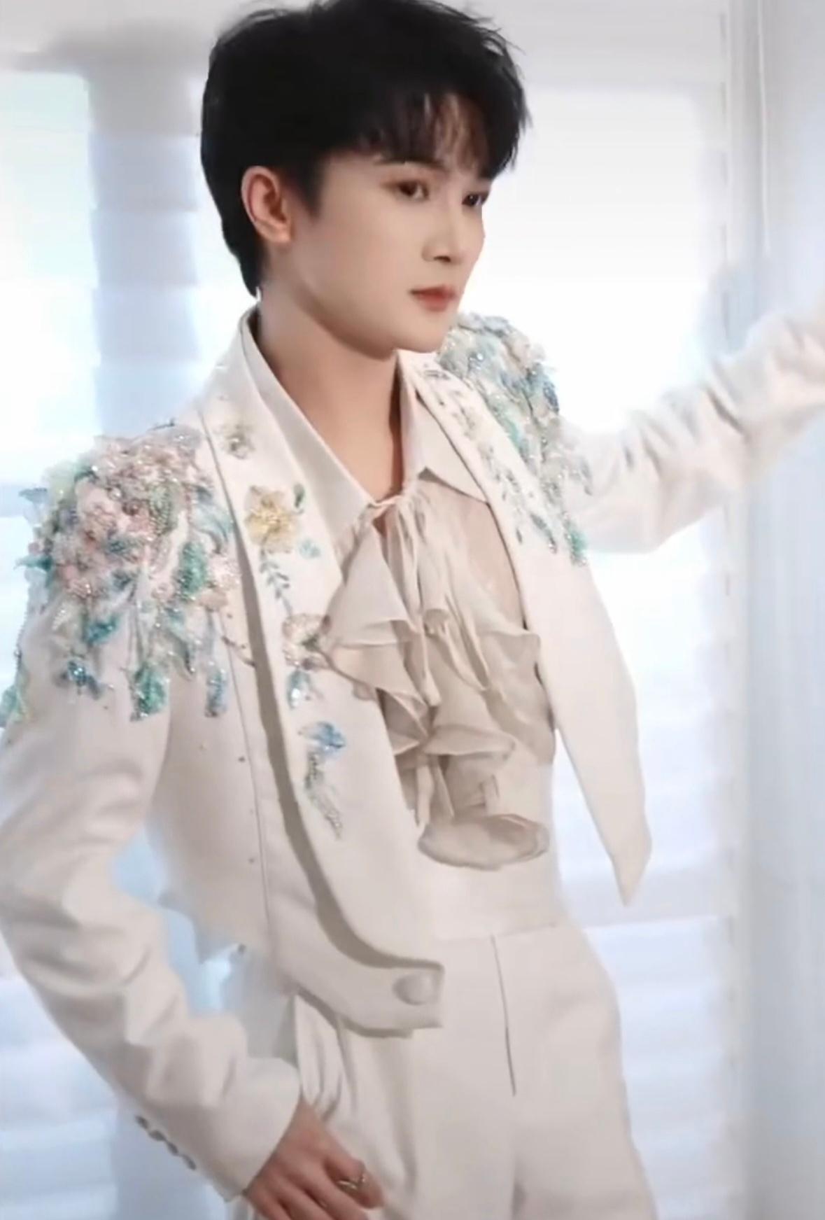 @卡布叻_周深 @周深工作室 
周深这身造型也太像“花仙子”了吧，细节满满，刺绣