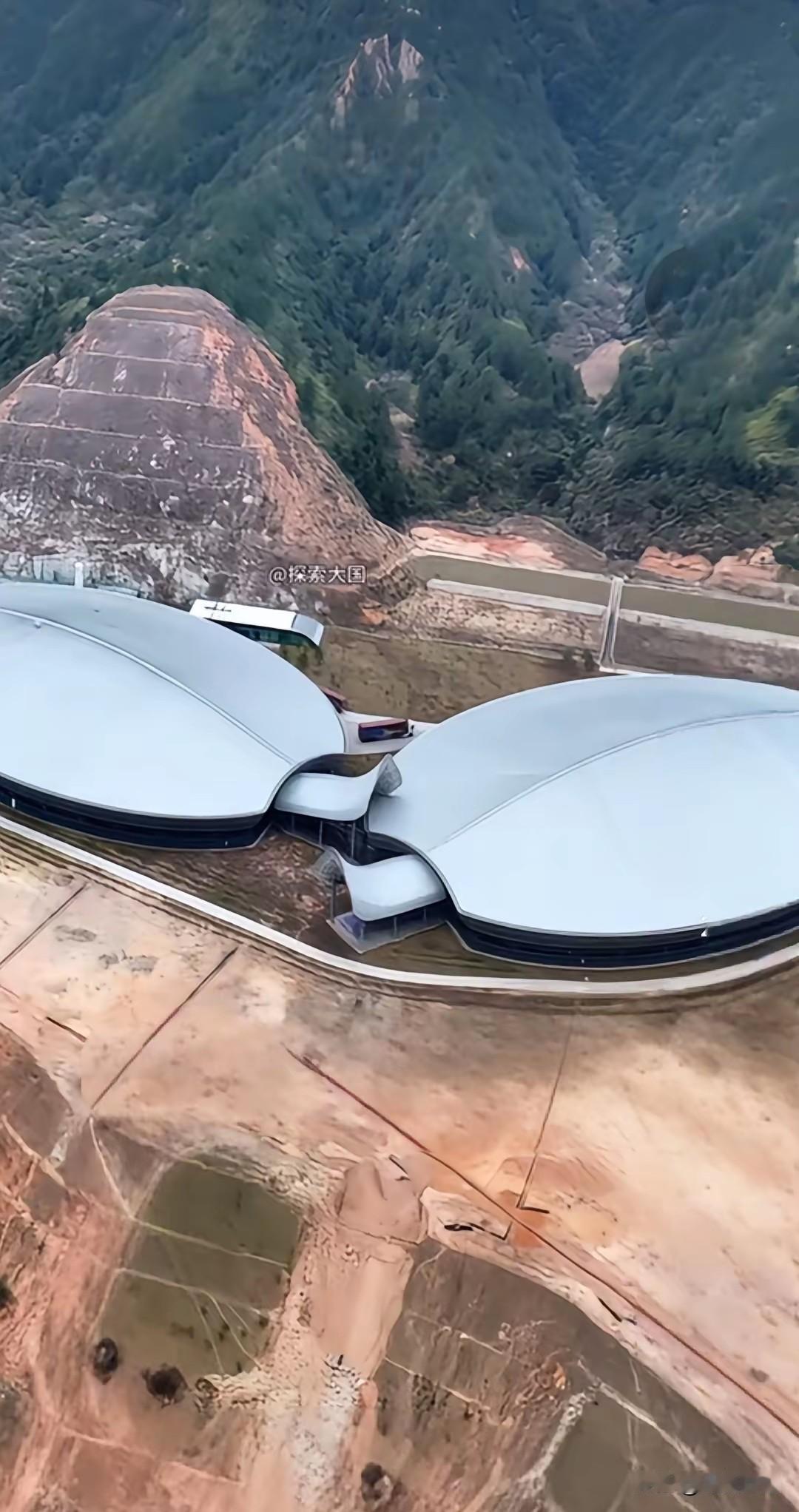 乍一看这画面，真不知道这是什么地方，原来这就是大山里的“灵龟水厂”——百岁山梅州