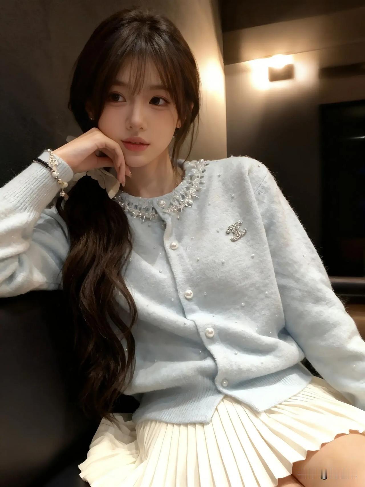 温柔少女风穿搭，浅蓝色毛衣搭配珍珠项链，甜美又优雅。