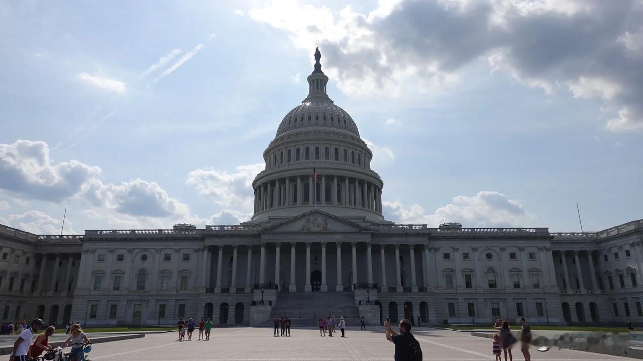 【独家揭秘：美国国会里的密道和安全屋——遇到骚乱和袭击议员们如何躲藏】
 
之前