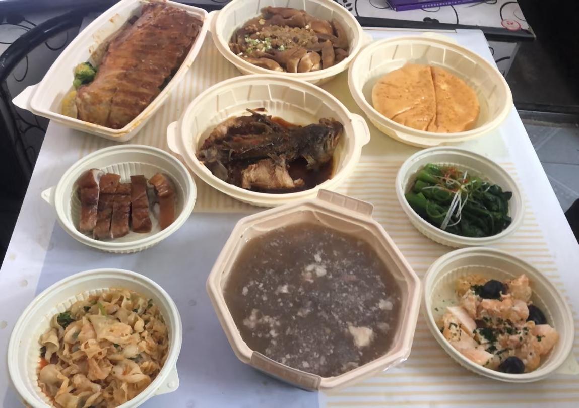 外卖店居然也推出了年夜饭
1000元一桌不如路边摊?
多人投诉感觉被诈骗

现在