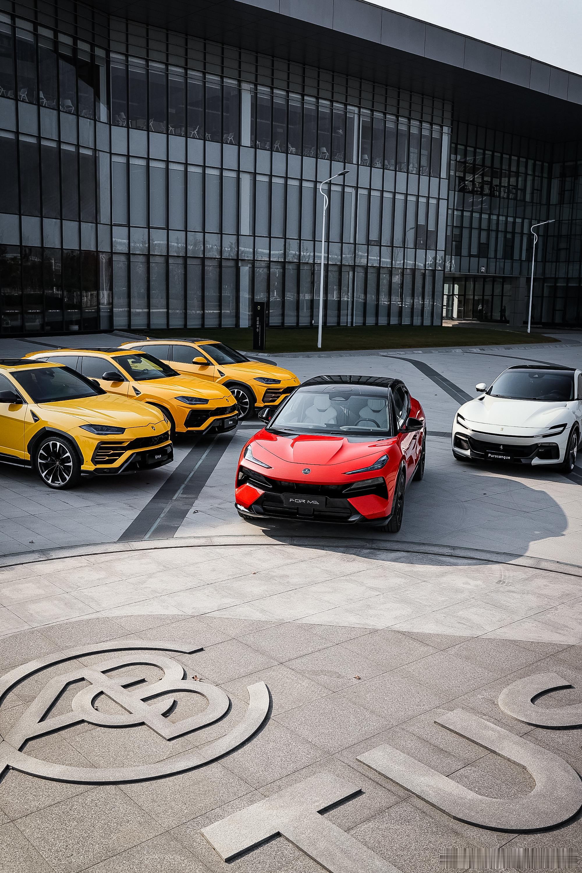 今天第一次来到莲花的武汉工厂，新车“FORME”终于来了！这是一台被大家称为“武