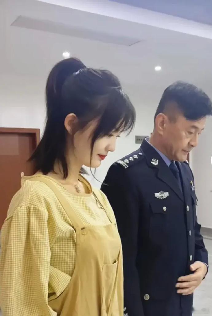 于荣光父女，老戏骨穿上这身衣服一身正气，太有那味了[赞] ​ ​​​