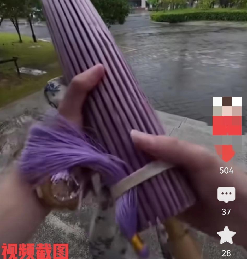 有男子趁下雨拿出自己的油纸伞。

此时当雨珠打落在伞面上声音太美妙了，有人说怪不